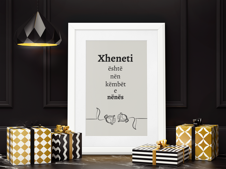 XHENETI ËSHTË NËN KËMBËT E NËNËS